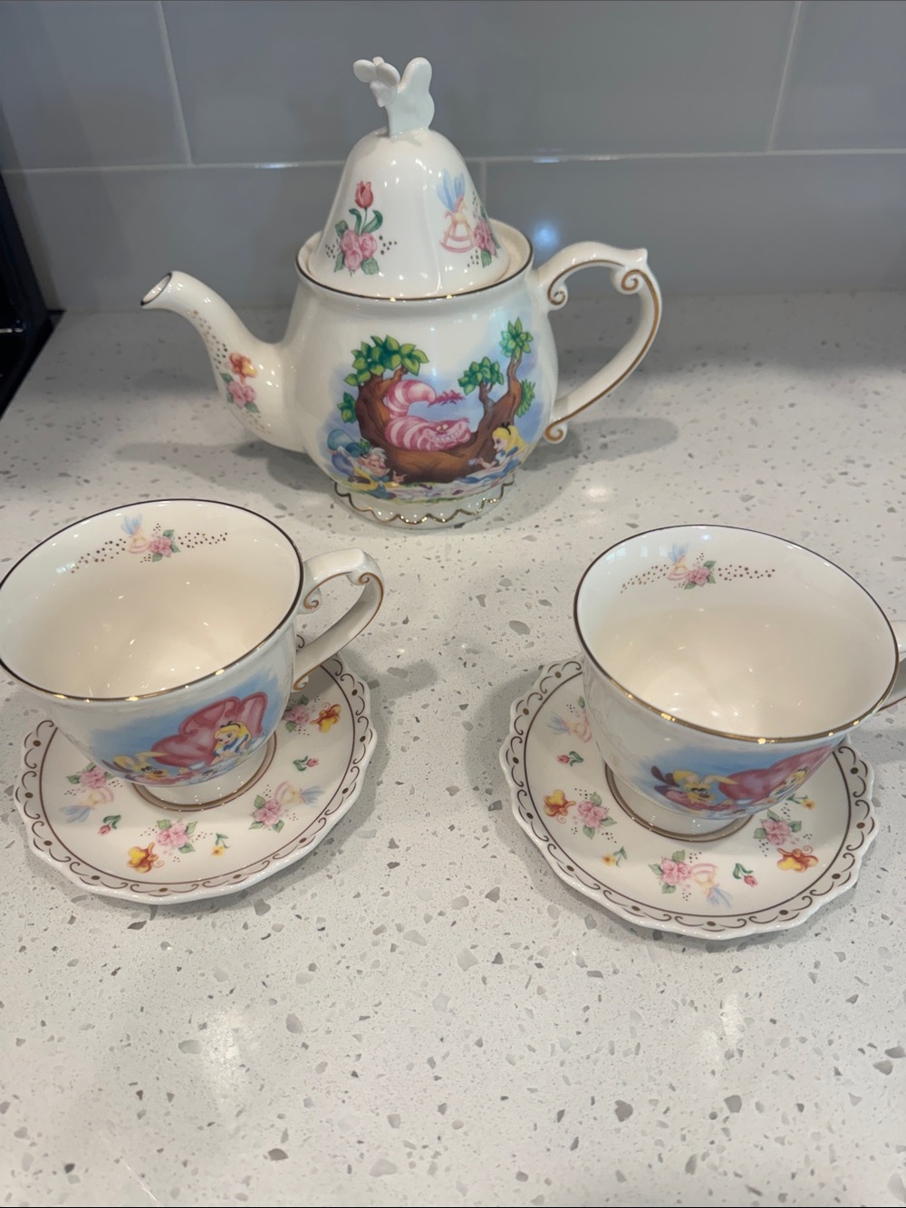 Like New | Disney | Alice in Wonderland Cheshire Cat | Teapot Cups & Saucers Set